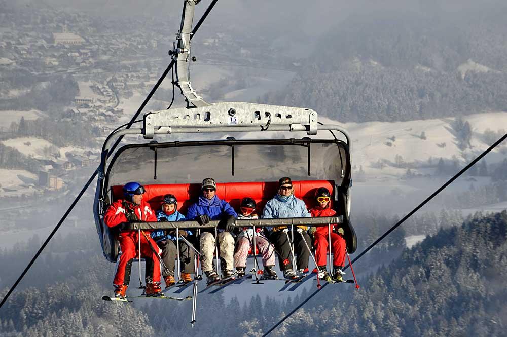 Vollbesetzte Sesselbahn in der Skiarena Steibis