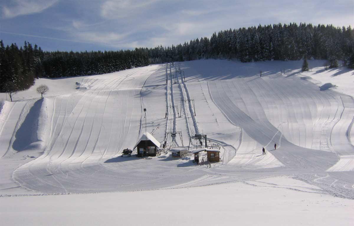 Blick zum Skihang am Skilift Dobel