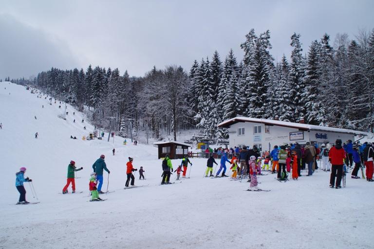 Skifahrer vor der Talstation der Klausenlifte Mehlmeisel