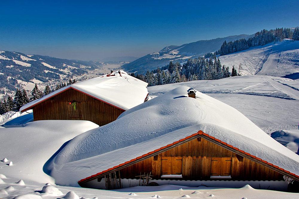 Verschneite Hütten im Skigebiet Hündle