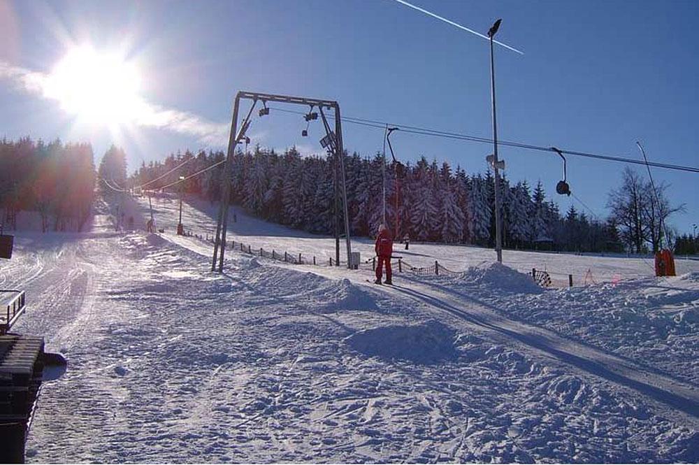 Blick auf den Lift im Skigebiet Altenberg