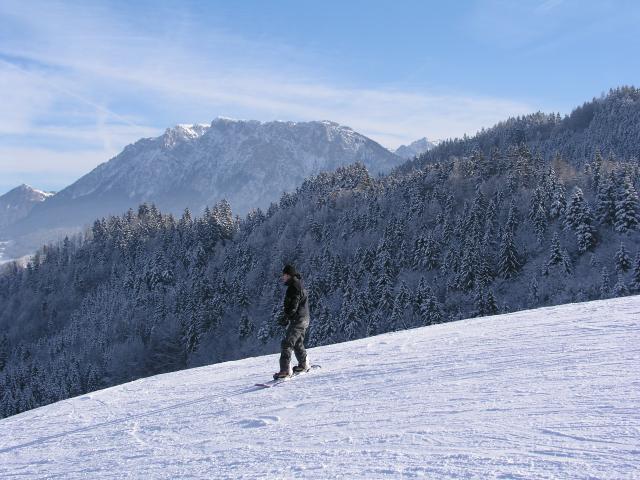 Snowboarder mit Bergbanorama