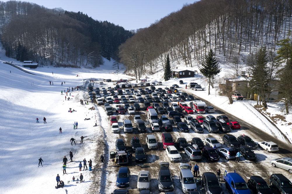 Blick auf den Parkplatz mit Autos im Skigebiet Bläsiberg