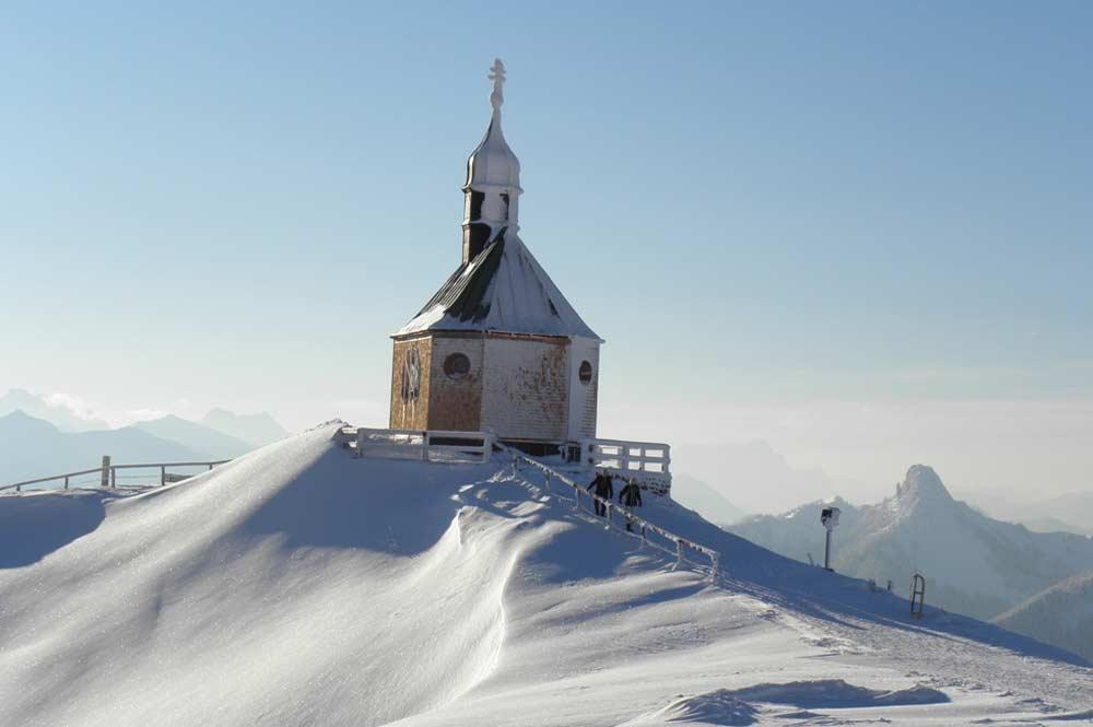 Bergkapelle im Schnee
