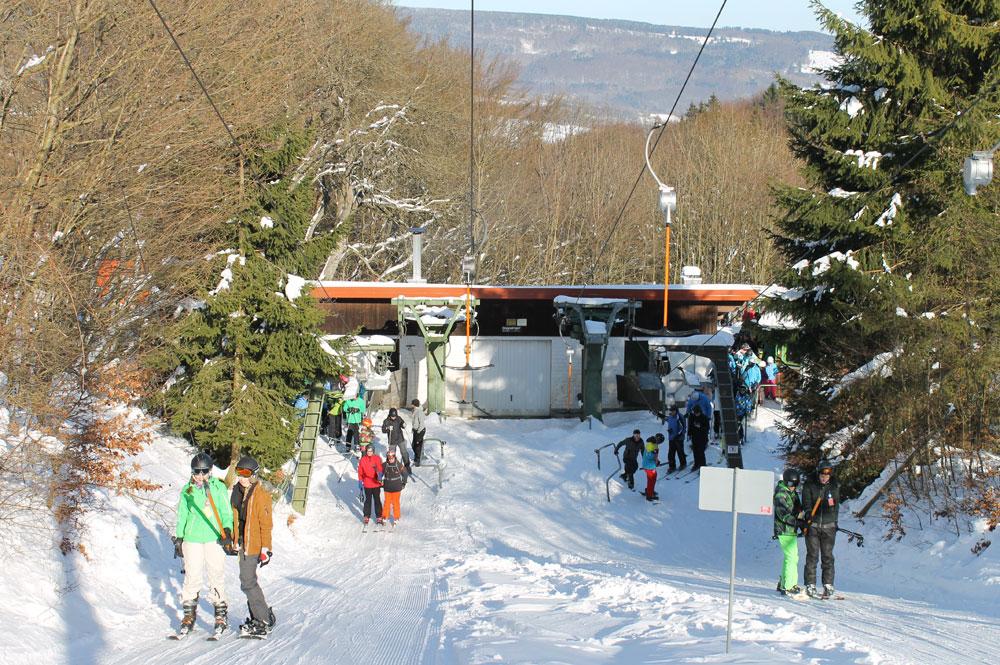 Skifahrer an der Talstation des Doppelschlepplifts im Skigebiet Arnsberg