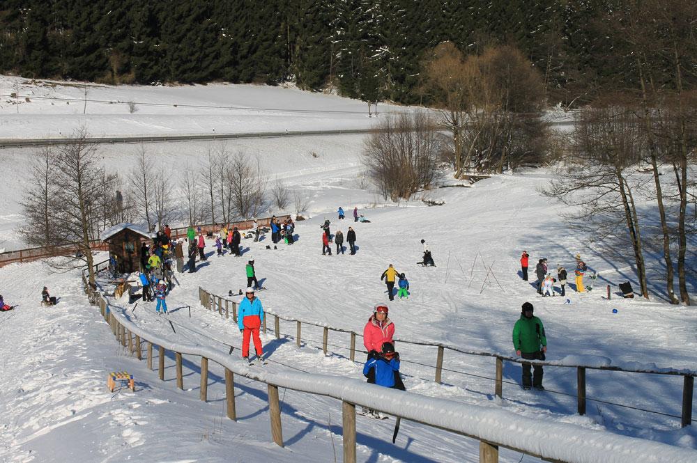 Kinder und Eltern am Kinderlift im Skigebiet Arnsberg