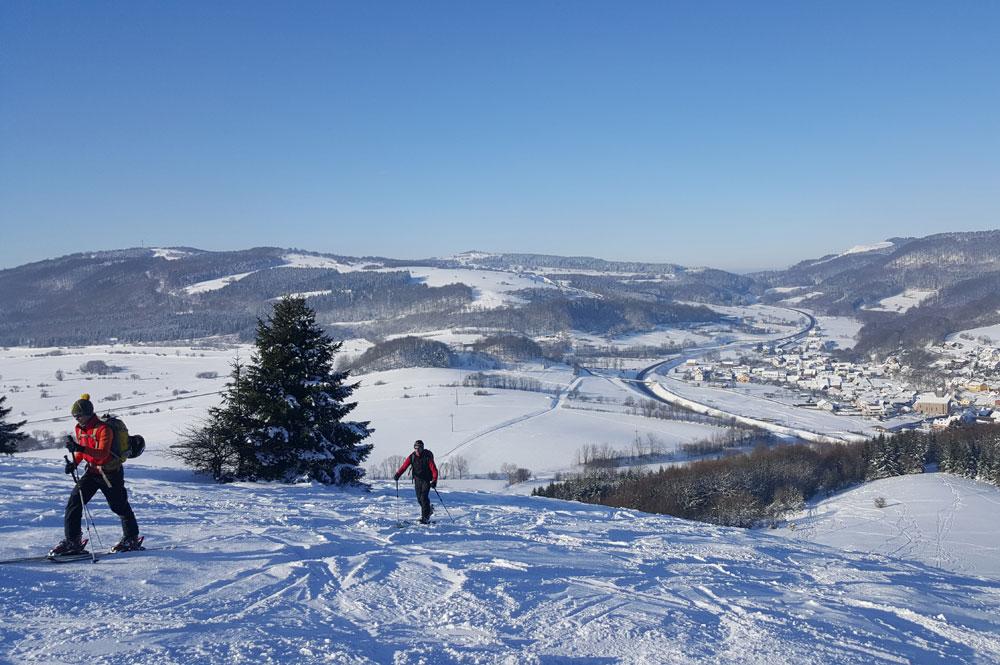 Skiroutengeher mit Panoramablick über Arnsberg