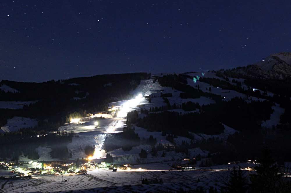 Beleuchtetes Skigebiet