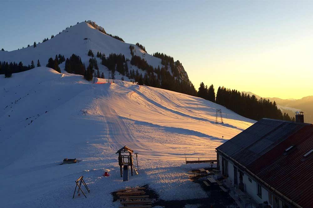 Skigebiet im Sonnenuntergang