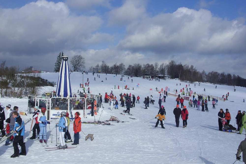 Belebte Schirmbar im Skigebiet Homberg