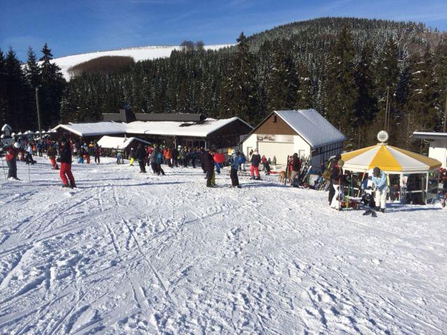 Hütte mit Skifahrer