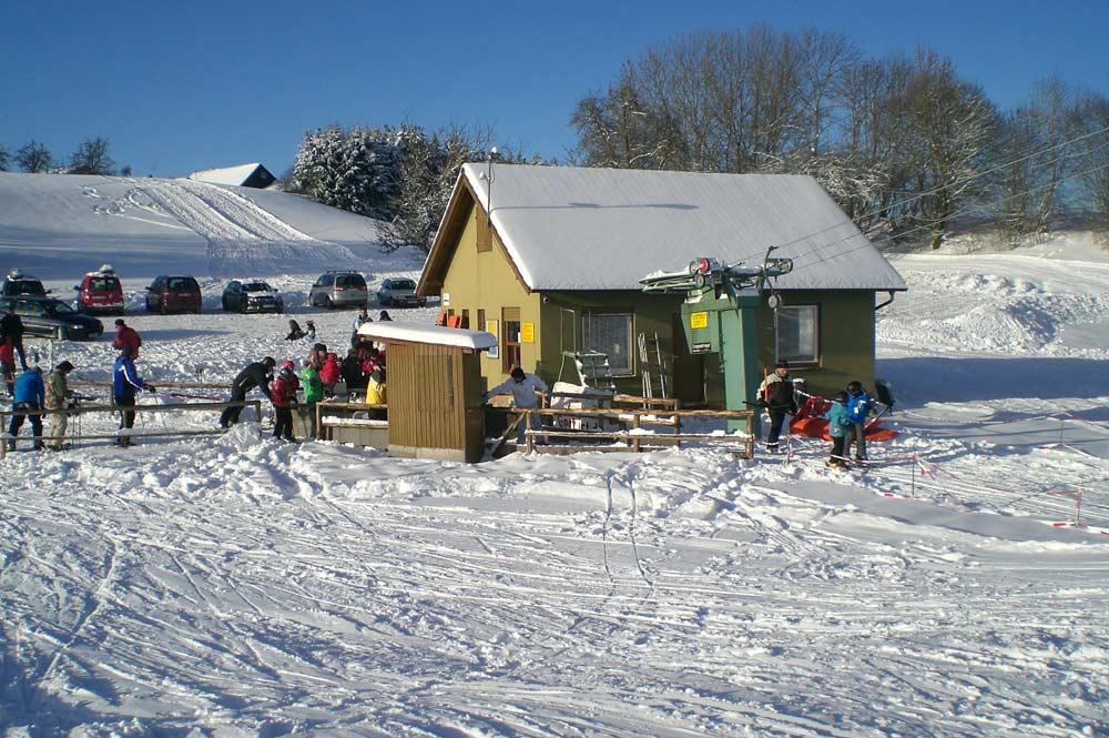 Talstation mit Piste im Skigebiet Waldskilift Schnittlingen