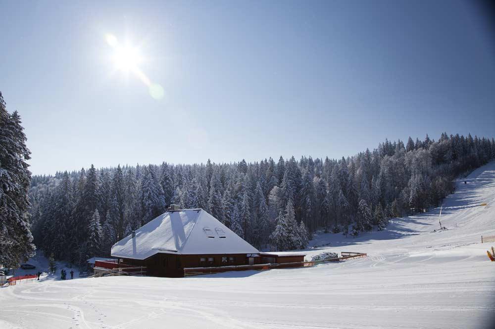 Blick auf die winterliche Skihütte am Haldenköpfle
