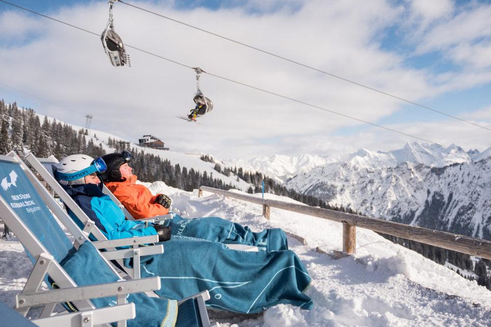 Skifahrer bei einer Pause auf der Alpe Bierenwang