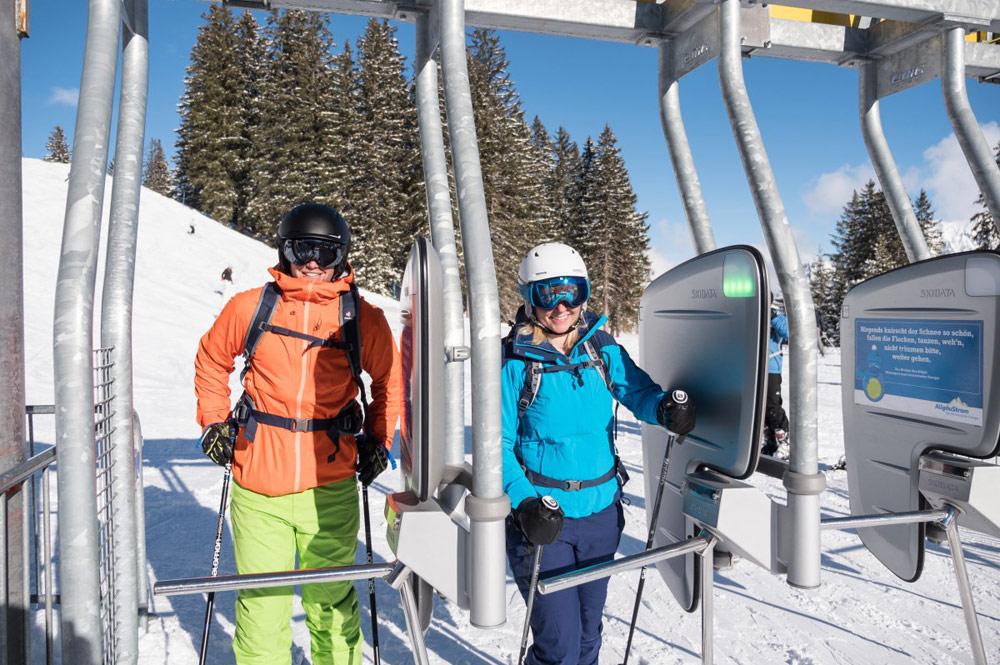 Skifahrer an einem Drehkreuz im Skigebiet Fellhorn-Kanzelwand