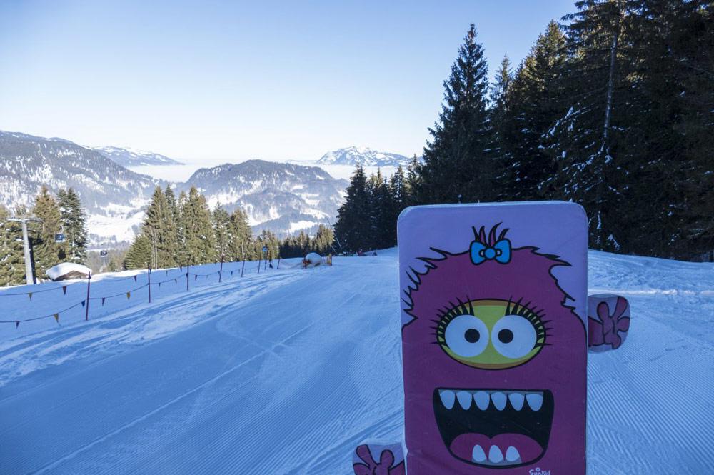 Monster im Parcours im Skigebiet Söllereck