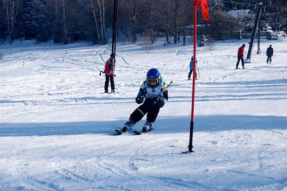 Skifahrer beim Slalom am Schießberg