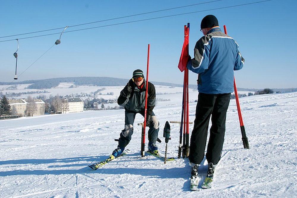 Skifahrer auf der Piste am Schießberg