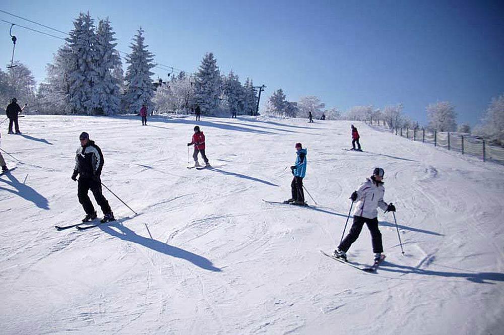 Skifahrer auf der Piste in Geising
