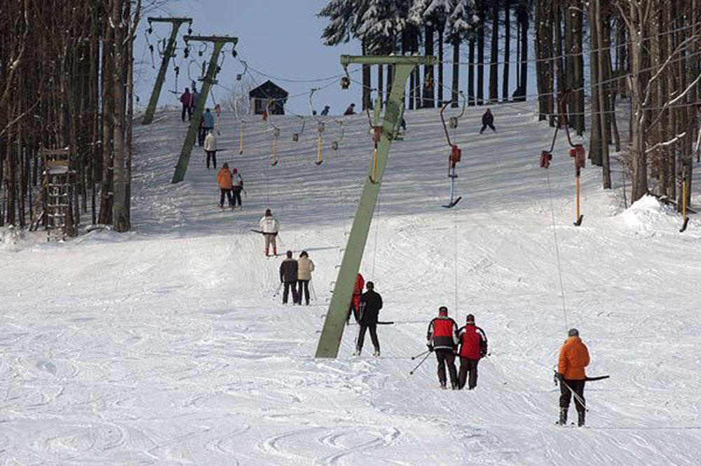 Skifahrer am Schlepplift kurz vor der Bergstation im Skigebiet Zuckerfeld