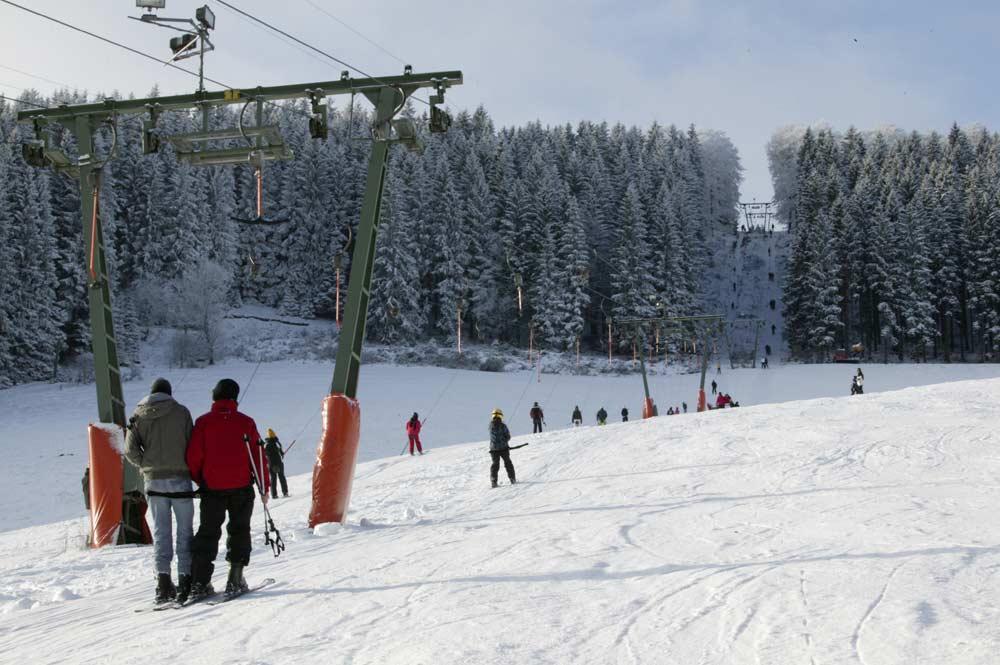 Skifahrer am Schlepplift