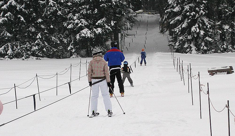Wintersportler auf dem Skilift Langenau