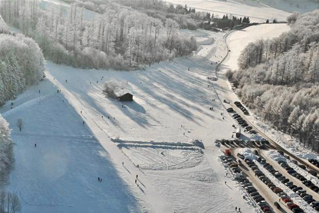 Blick auf die Pisten und Parkplätze im Skigebiet