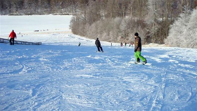 Skifahrer und Snowboarder bei der Abfahrt