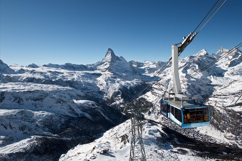 Blick auf die Blauherd-Rothorn-Gondel und das Matterhorn