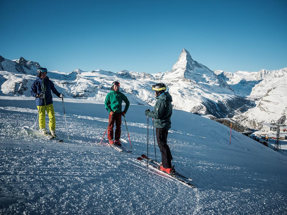 Skifahrer auf einer Piste vor dem Matterhorn