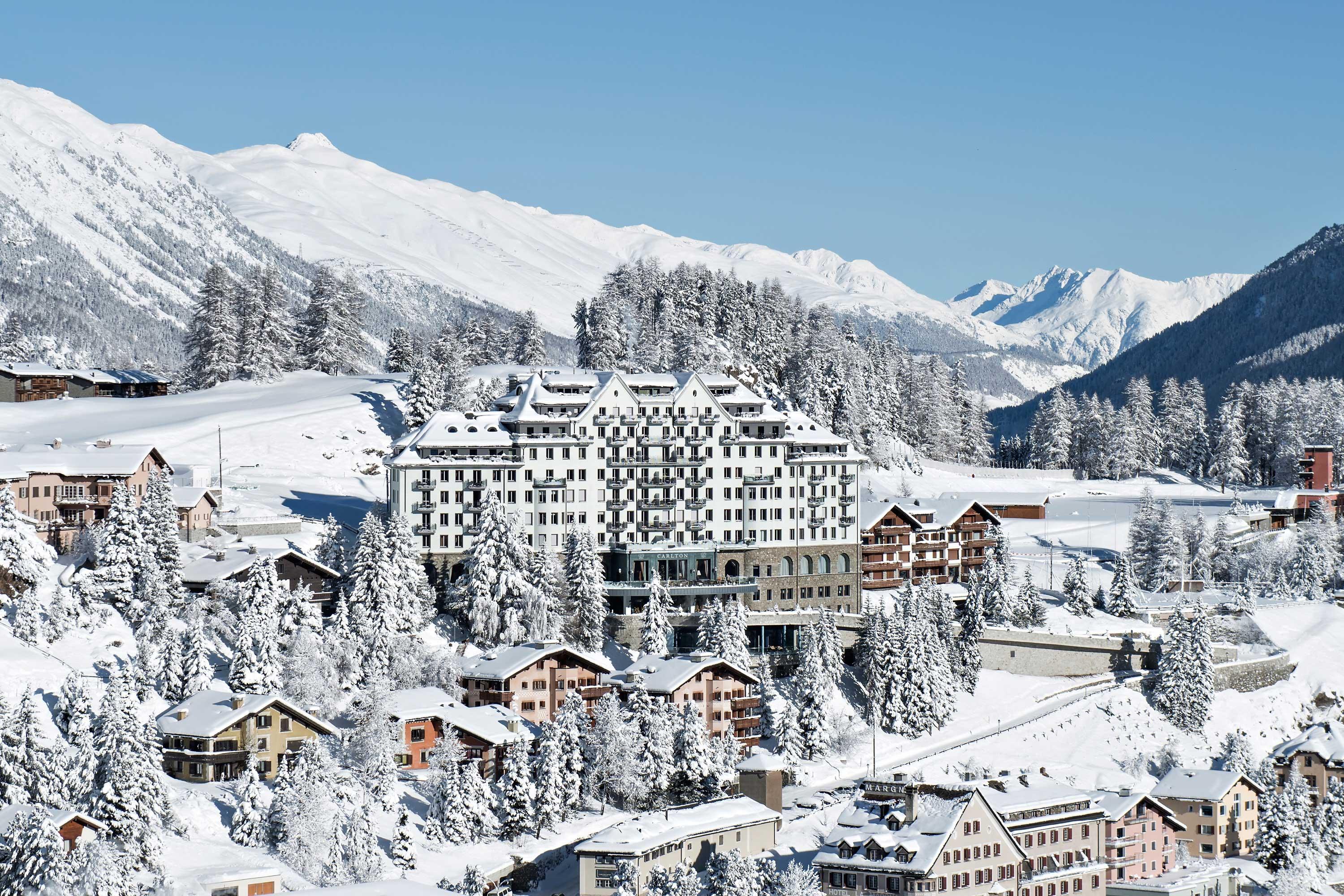 Nach eineinhalb Jahren öffnete das Carlton Hotel St. Moritz im Dezember 2007 seine Türen wieder. Komplett renoviert empfängt das 1913 errichtete Haus seine Gäste jetzt mit 60 Junior Suiten und Suiten - alle mit Blick auf den St. Moritzersee und die Engadiner Bergwelt.