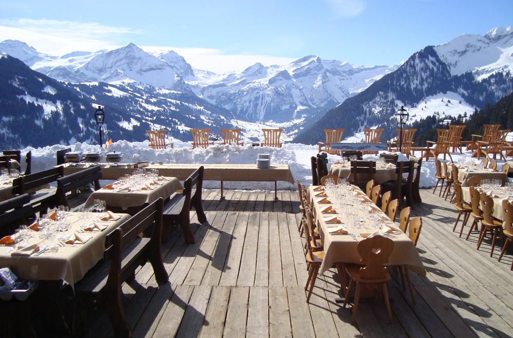 Terrasse des Egli Berghaus im Skigebiet Gstaad