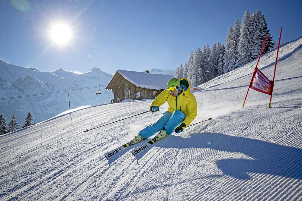 Skifahrer auf der Skimovie-Strecke in Adelboden