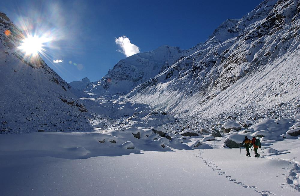 Schneeschuhwanderer im Val d'Anniviers, im Hintergrund die Zinalspitze