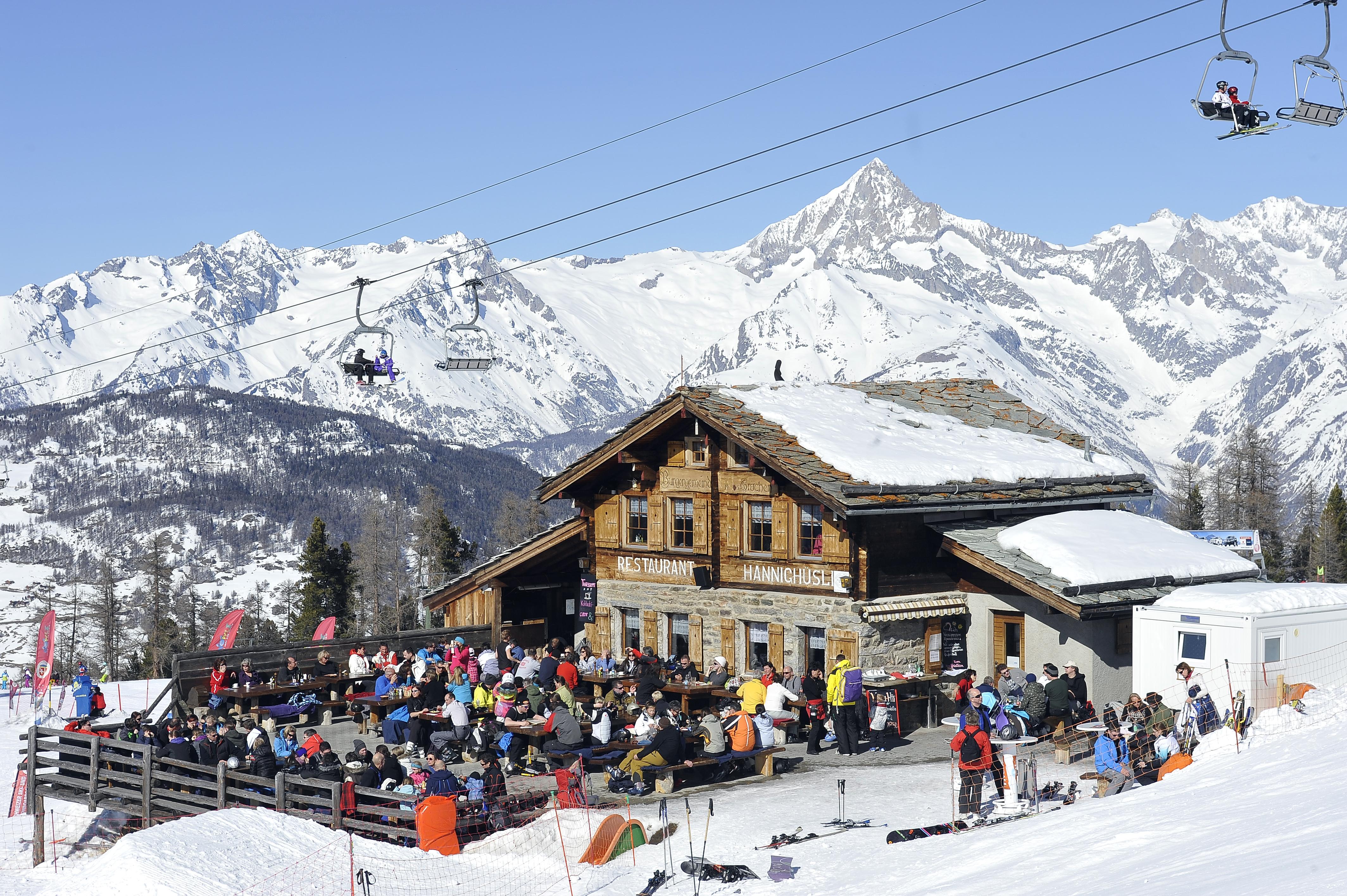 Wintersportler erholen sich im Bergrestaurant Hannighuesli auf der Hannigalp.