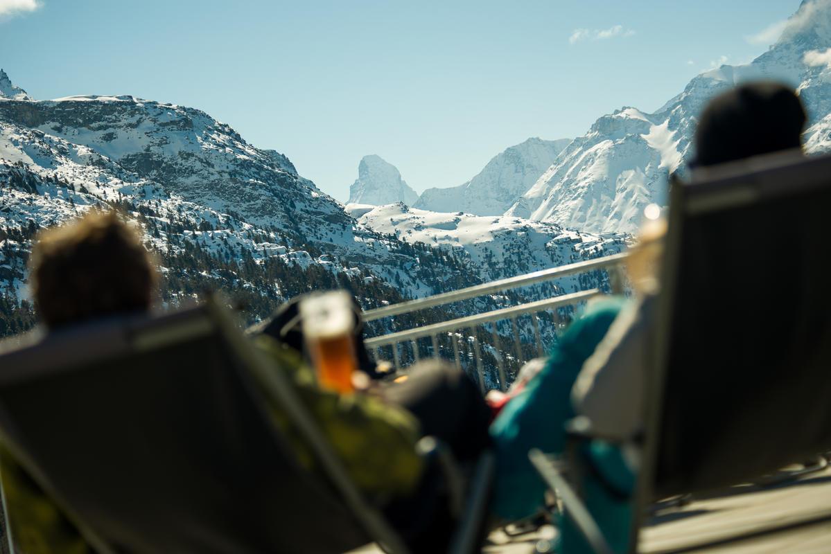 Entspannung und Genuss auf der Sonnenterrasse bei der Schnoebar mit Blick auf das Matterhorn