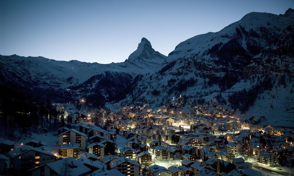 Blick auf das Dorf Zermatt und das Matterhorn in der Dämmerung