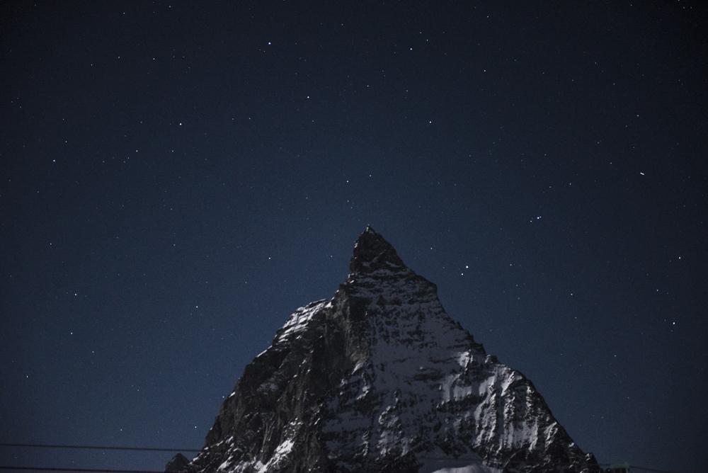 Blick auf das Matterhorn bei Nacht