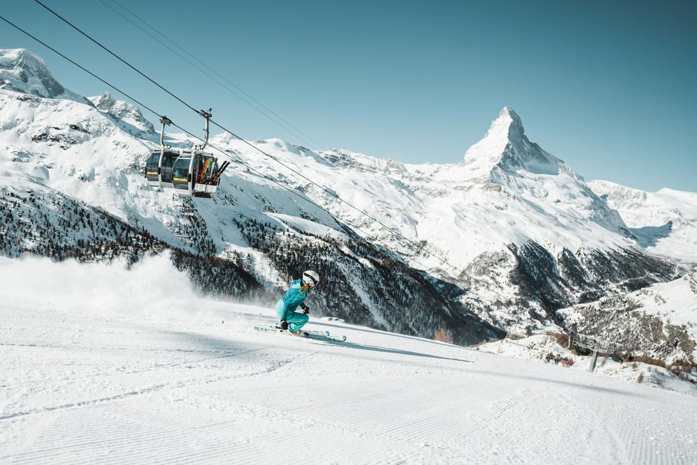 Skifahrer und Gondelbahn im Skigebiet Matterhorn Ski Paradise
