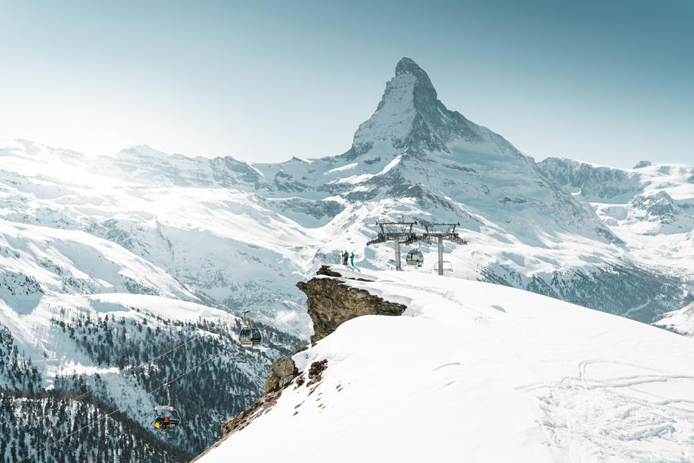 Blick auf eine Gondelbahnstation und das Matterhorn