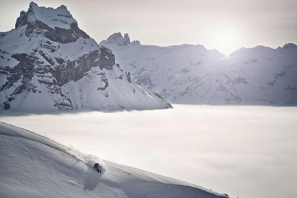 Skifahrer beim Freeriden im Teilgebiet Brunni