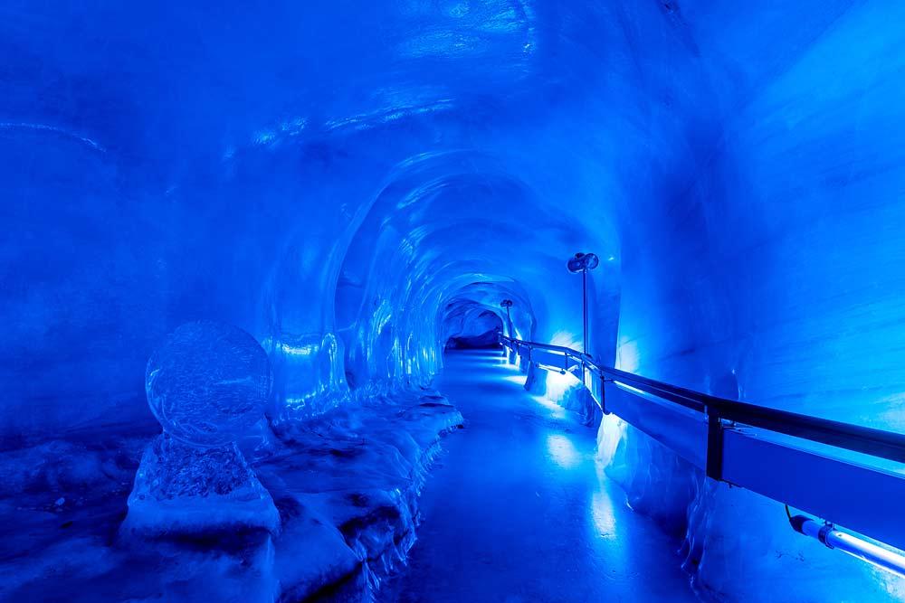 Blau leuchtender Gang der Gletschergrotte in Titlis