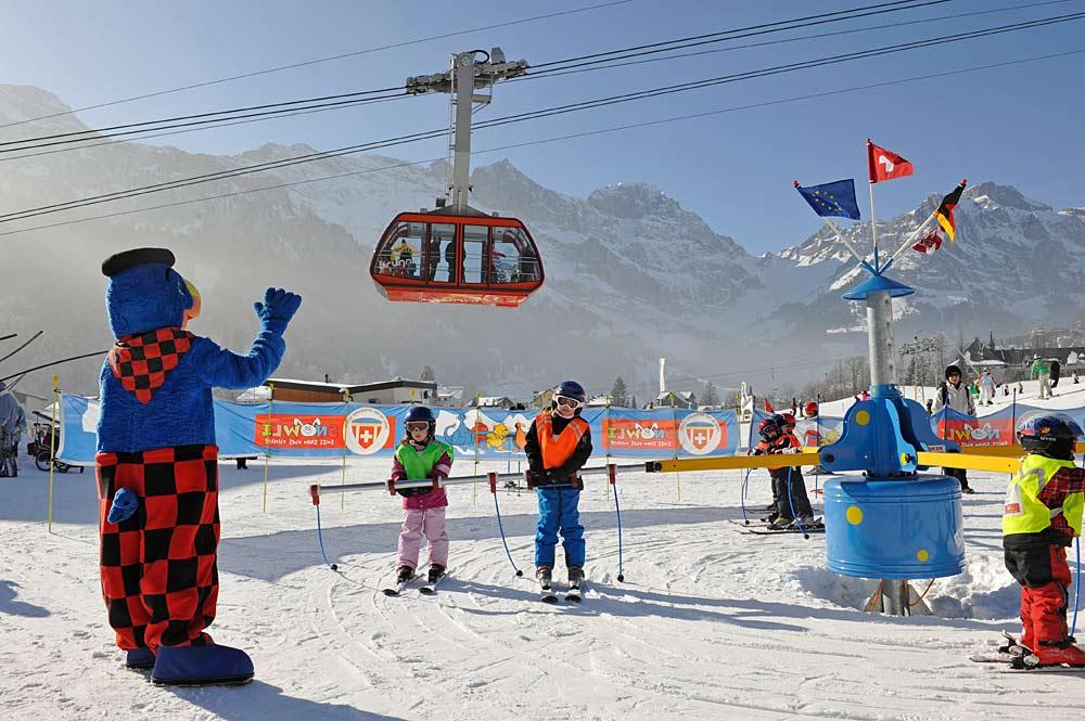 Kinder lernen das Skifahren in der Skischule Klostermatte