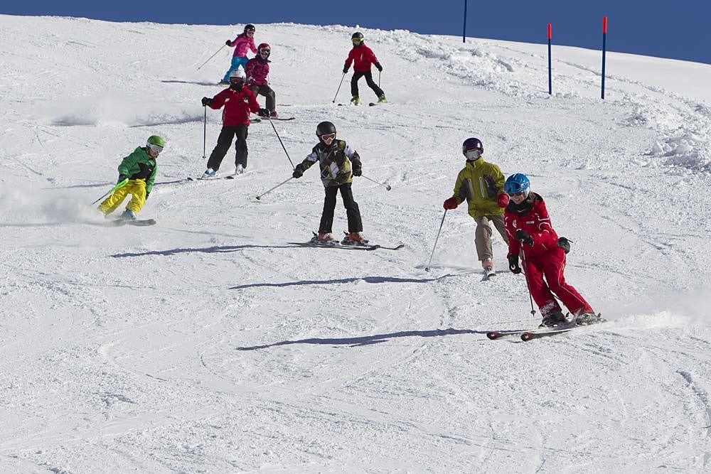 Kinder beim Gruppenunterricht in der Skischule Engelberg