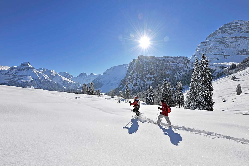 Zwei Schneeschuhwanderer im Skigebiet Engelberg