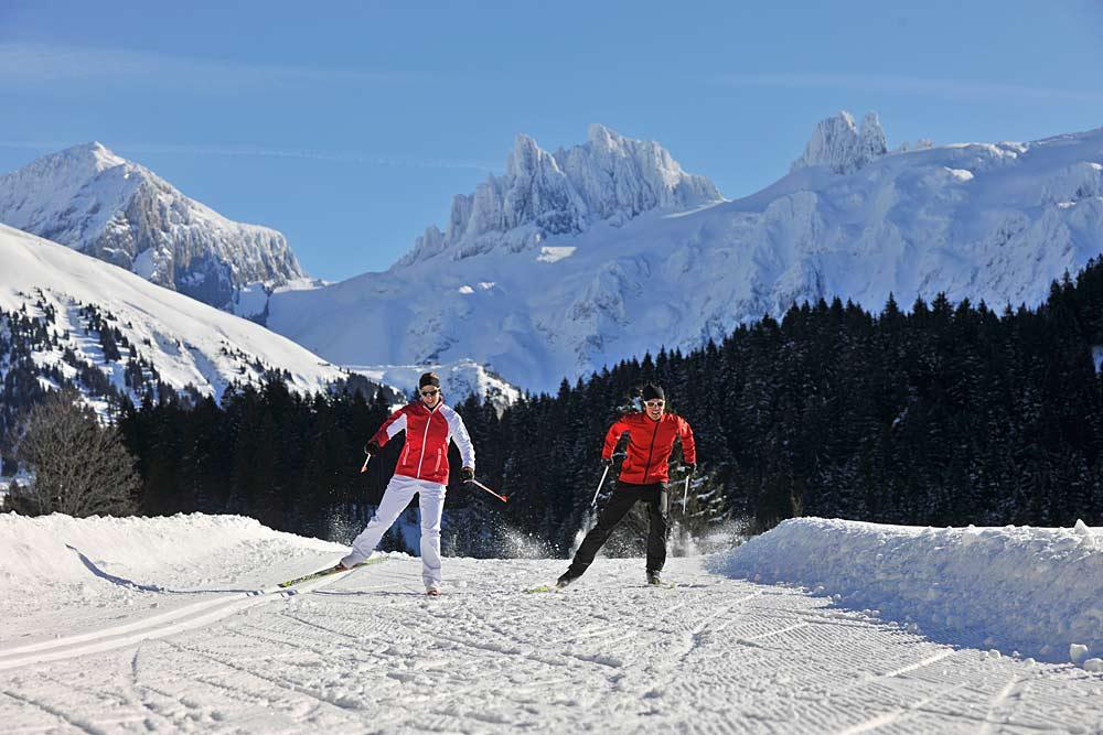 Zwei Langläufer im Skigebiet Engelberg