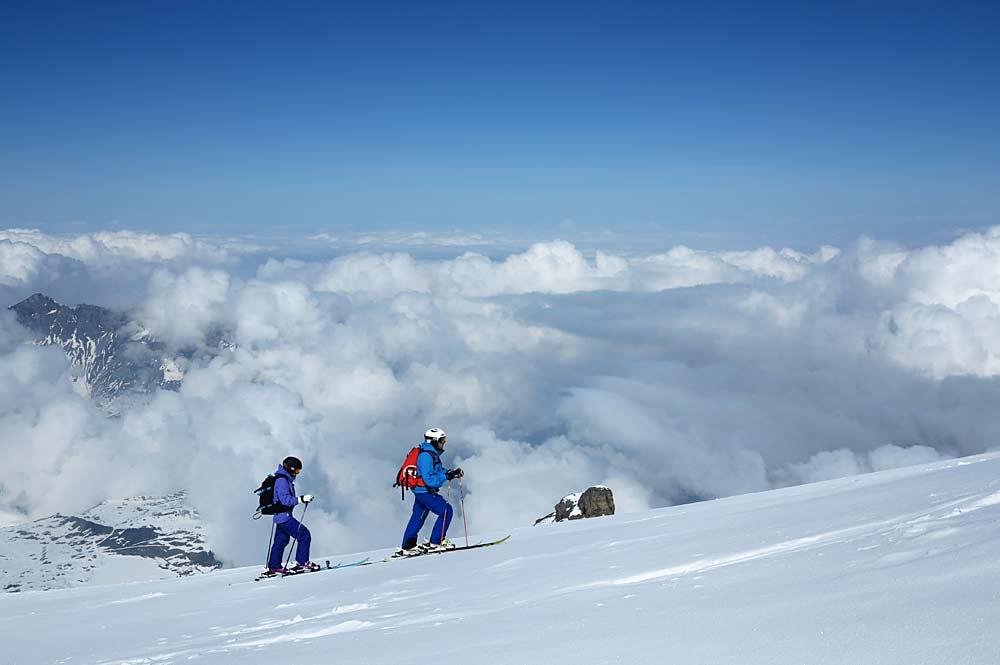 Zwei Skifahrer bei einer Skitour auf dem Titlis