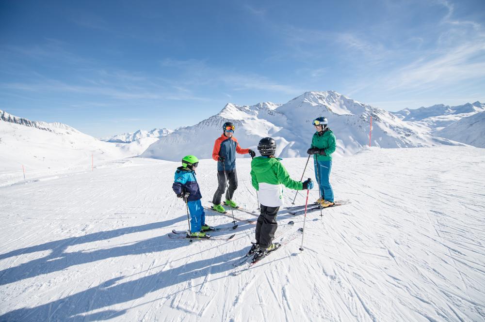 Familie beim Skifahren in Andermatt+Sedrun+Disentis