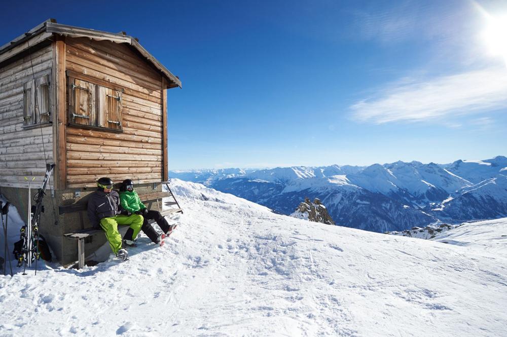 Skifahrer bei einer Pause in Andermatt+Sedrun+Disentis
