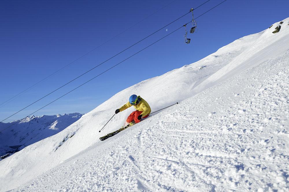Skifahrer bei der Abfahrt in Disentis